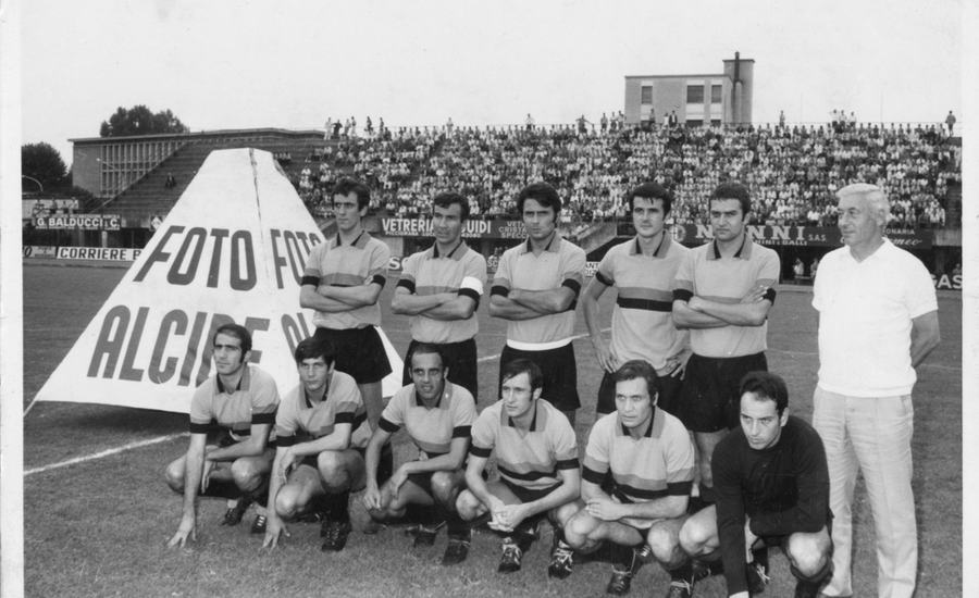 Ritorna il "totem" di Foto Alcide al centro del campo prima dell'inizio delle partite della squadra rossonera