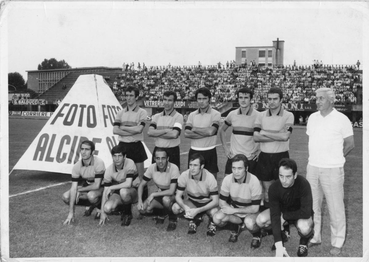 Ritorna il "totem" di Foto Alcide al centro del campo prima dell'inizio delle partite della squadra rossonera