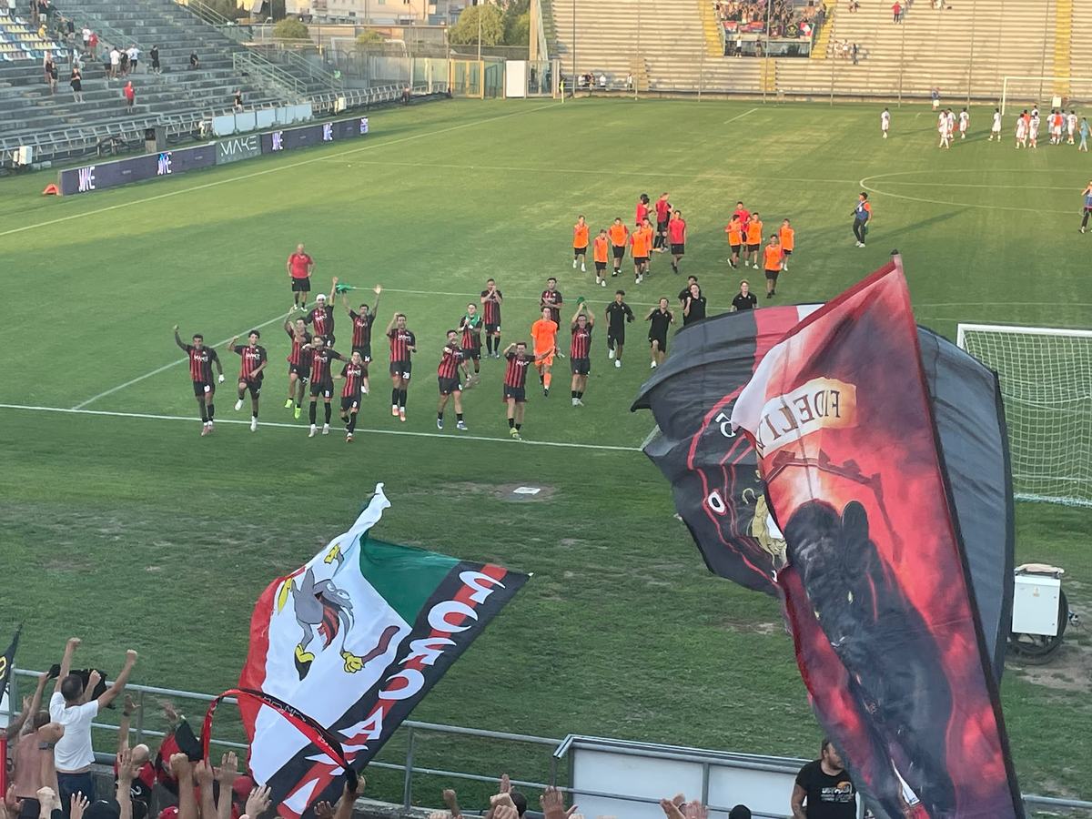 Lucchese-Aquila Montevarchi. La fiamma rossonera negli occhi dei tifosi